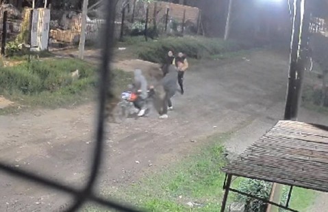 Video: así asaltaron motochorros a una pareja en el barrio Villa Vengochea