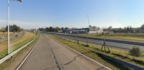 Delincuentes interceptaron a dos motociclistas en el Acceso Oeste y le robaron la moto: ofrecen recompensa