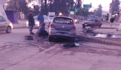 Un auto se quemó en plena Ruta 7