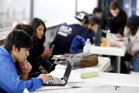 Abren la inscripción a carreras oficiales de validez nacional y a distancia: qué se puede estudiar y cómo anotarse