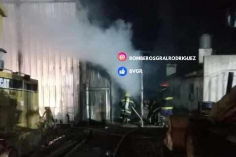 Cuatro dotaciones de Bomberos debieron combatir las llamas de un incendio en un galpón en Ruta 6