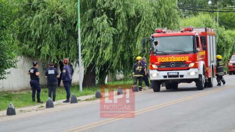 Bomberos trabajan para controlar un escape de gas en inmediaciones de la DDI de General Rodríguez