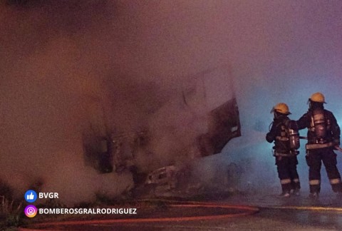 Los Bomberos debieron apagar el incendio de un camión en el cruce de Ruta 6 y 24