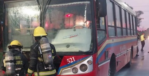Bomberos apagaron un principio de incendio en un colectivo de La Perlita en Ruta 7