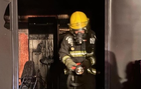 Bomberos acudieron a un incendio en un local de estética en barrio Altos del Oeste