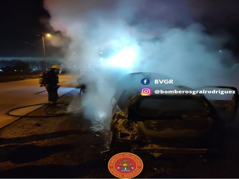 Los bomberos debieron apagar el incendio de un auto envuelto en llamas sobre Ruta 24