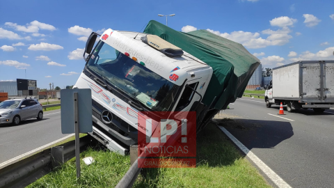 Caos de tránsito en el Acceso Oeste por el accidente de un camión que pudo terminar en tragedia