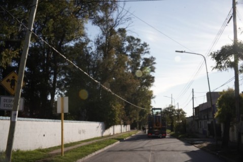 Un camión que trasladaba una motoniveladora enganchó el tendido eléctrico cerca del Polideportivo