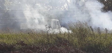 Reclamo vecinal por incendio de pasto y basura en los márgenes del ferrocarril