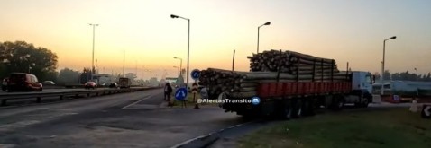 Urgente: reducción de tránsito en un ingreso al Acceso Oeste por un choque entre camiones