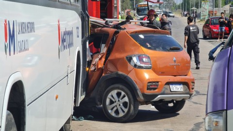 Camioneta se cruzó mal y fue violentamente chocada por un 365 en el cruce de la Ruta 24 y el Acceso Oeste