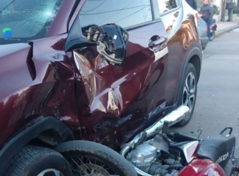 Una moto quedó debajo de un auto tras un choque en el casco urbano