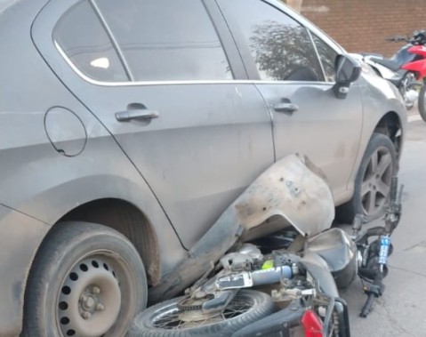 Otro motociclista lesionado tras chocar con un auto en la tarde del viernes