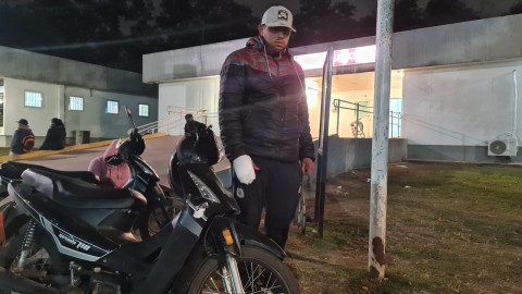 Dos jóvenes motociclistas denuncian haber sido chocados por el mismo auto en la noche del domingo