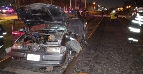 Bomberos debieron rescatar a un conductor atrapado en su auto tras ser impactado por el tren Sarmiento