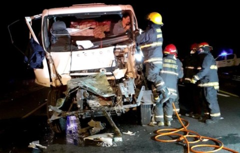 Violento choque entre dos camiones en Ruta 6