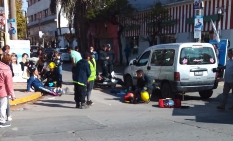 Un motociclista fue hospitalizado tras un choque con una camioneta en una esquina céntrica