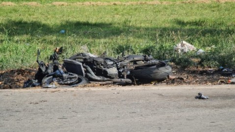 Violento choque, heridos y una moto prendida fuego en la Colectora Norte