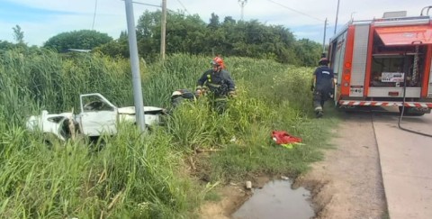 Automovilista perdió el control y destruyó su auto contra un poste en Ruta 24