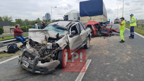 Choque en cadena en el Acceso Oeste dejó vehículos destrozados y heridos