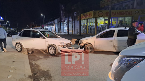 Choque entre dos autos dejó cinco heridos en la noche del domingo: dos de ellos son menores