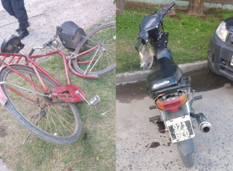 Un motociclista de 16 años y un ciclista de 76 fueron hospitalizados tras un choque en el centro