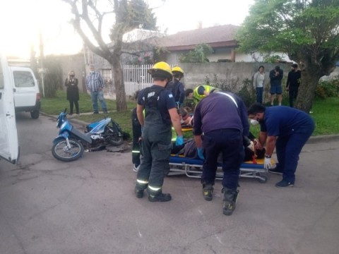 Dos motociclistas terminaron con lesiones tras un choque en una esquina céntrica