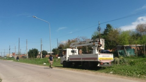 La familia del joven grave por el choque en Villa Arrarás reclamó la falta de luces y el Municipio fue a colocarlas