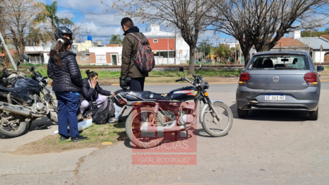 Motociclistas se golpearon contra la luneta de un auto en un choque en avenida Bernardo de Irigoyen