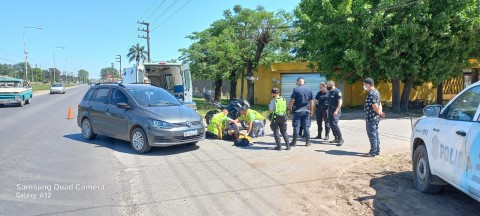 Una motociclista debió ser hospitalizada tras chocar con un auto en Ruta 7