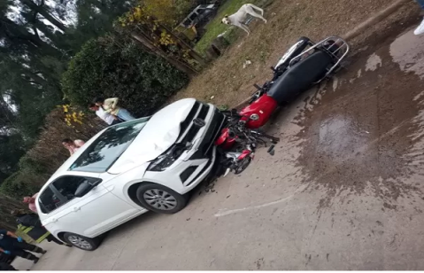 Dos jóvenes con múltiples heridas tras un choque entre auto y moto en barrio Villa Arrarás