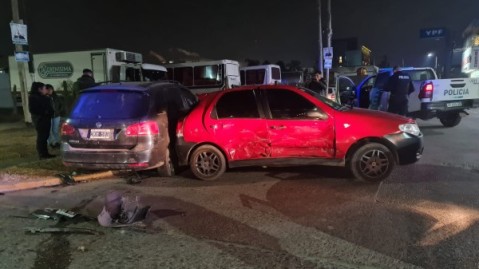 Dos autos chocaron en una esquina céntrica con amplio historial de siniestros viales