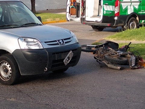 Un joven motociclista resultó herido tras chocar en una esquina con amplio historial de accidentes