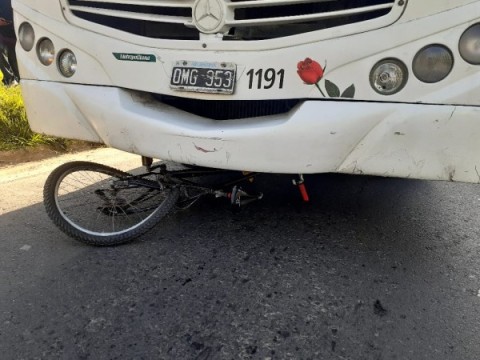 Ciclista fue hospitalizado tras ser embestido por un colectivo