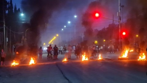 Vecinos del barrio La Posta cortaron la Ruta 7 para pedir seguridad e iluminación