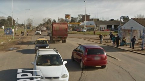 Motochorros asaltaron a un hombre en la parada de colectivos del cruce Las Latas