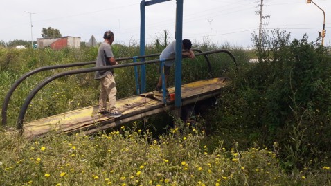 Vecinos de barrio El Casco repararon por su cuenta un puente peatonal en Ruta 24