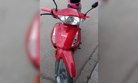 Delincuentes robaron la moto de una maestra jardinera en su lugar de trabajo