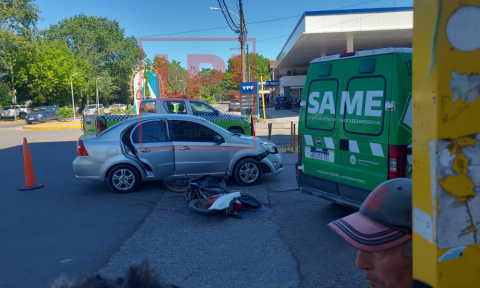 Video: insólito choque entre un auto y una moto en Av. Irigoyen y Av. España