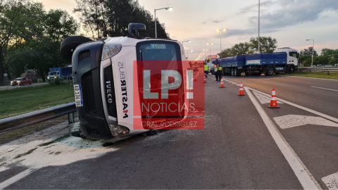 Camión chocó e hizo volcar a un colectivo en el Acceso Oeste