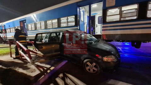 El tren Sarmiento impactó un auto en la zona de Pablo Marín y hay tres heridos