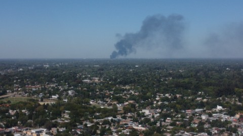 Bomberos de Gral. Rodríguez acuden a colaborar con un enorme incendio en Moreno