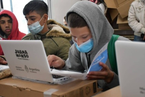 Se entregaron netbooks a alumnos de una escuela del barrio Güemes