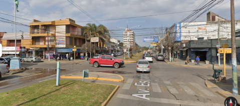 Iba en bicicleta a trabajar, chocó contra la puerta de un auto y hace semanas busca dar con su conductor