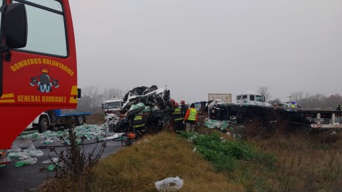 Choque frontal entre camiones en Ruta 6 dejó como saldo a un conductor con importantes heridas