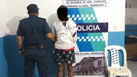 Vecinos retuvieron a un ladrón y lo entregaron a la policía