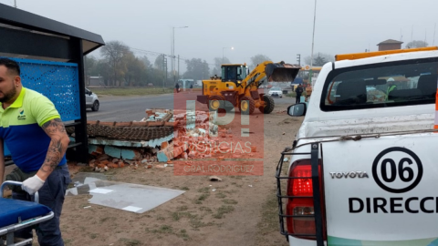 Empleado municipal fue hospitalizado tras un accidente durante la demolición de una garita de colectivos