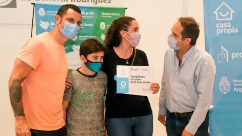 Otras 15 familias de Gral. Rodríguez recibieron sus creditos “Casa Propia” de la línea “Construcción”