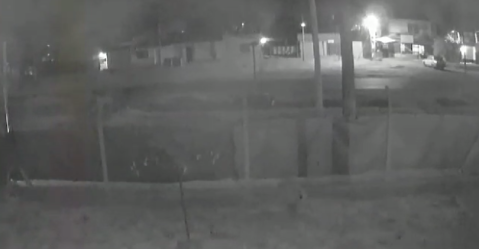 Video: Quisieron robarse un foco de la calle y dejaron una cuadra a oscuras en Malvinas