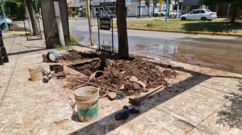 Corte de agua en el centro por obras en una avenida que se inundó